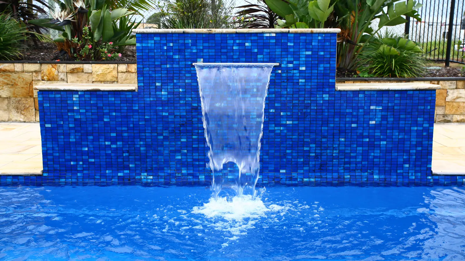 IMG LP AU The Oasis 1600 x 900 pxls The Oasis fibreglass pool model