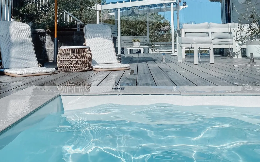 PHOTO LP AU Esprit 5.70 Shimmer White 1024 x 640 01 Fiberglass swimming pool installation: site evaluation and consultation