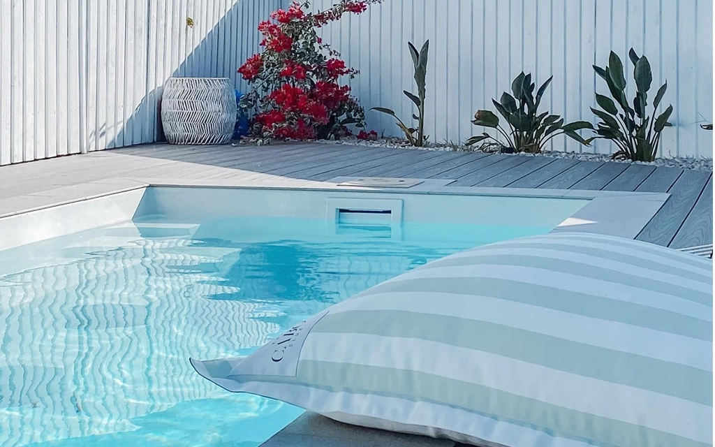 PHOTO LP AU Esprit 5.70 Shimmer White 1024 x 640 02 Fiberglass swimming pool installation: pool design and planning